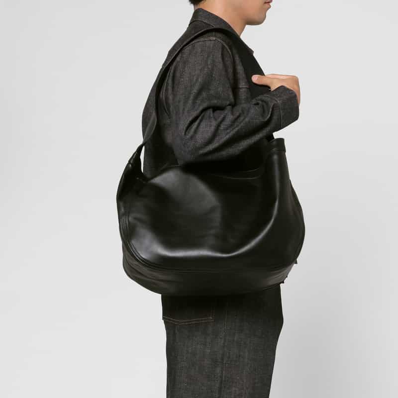 T.T T.T＜ティー ティー＞ カーフレザーショルダーバッグ"NEWSBOY" BLACK