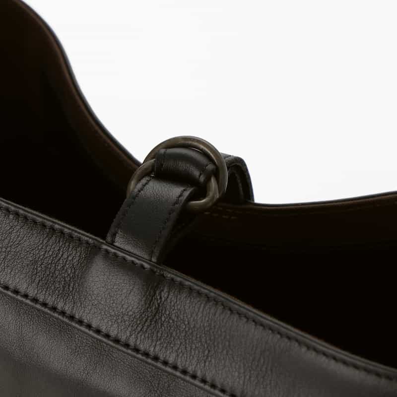 T.T T.T＜ティー ティー＞ カーフレザーショルダーバッグ"NEWSBOY" BLACK