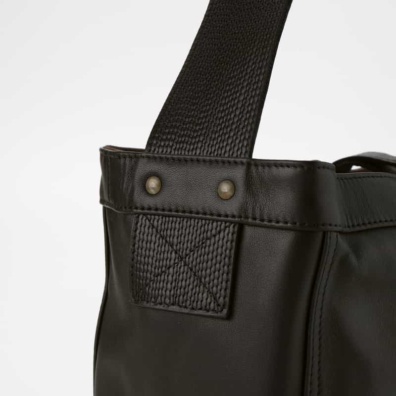 T.T T.T＜ティー ティー＞ カーフレザーショルダーバッグ"NEWSBOY" BLACK