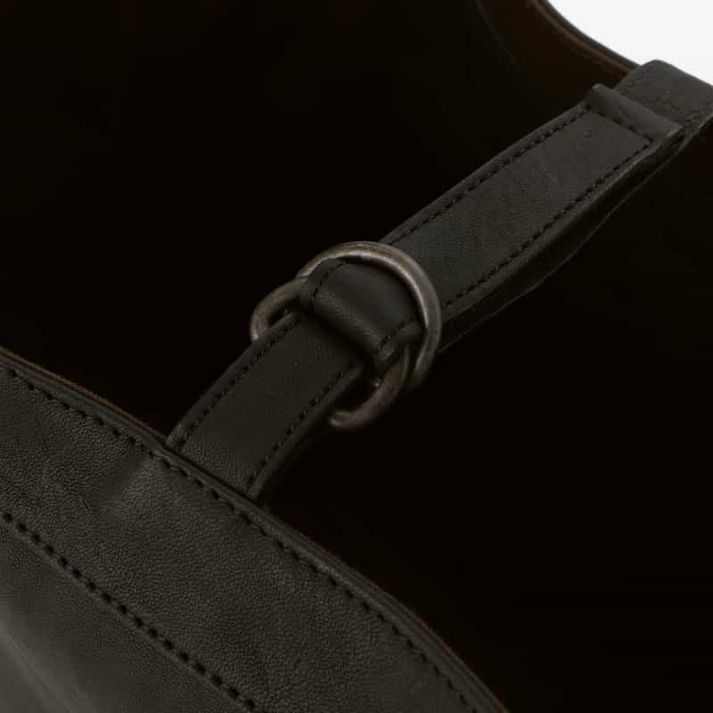 T.T T.T＜ティー ティー＞ ホースレザーショルダーバッグ"NEWSBOY" BLACK