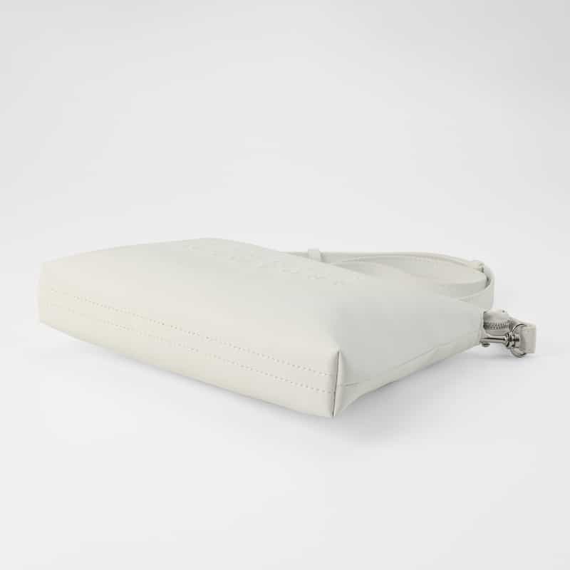 BARNEYS NEW YORK エンボス ロゴ ショルダーバッグ WHITE