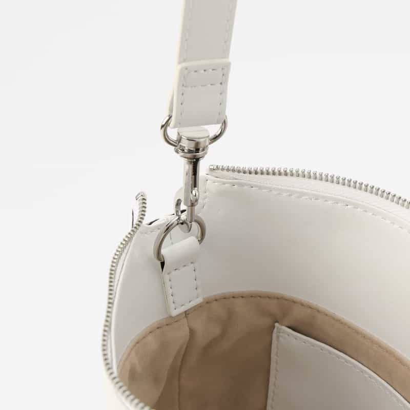 BARNEYS NEW YORK エンボス ロゴ ショルダーバッグ WHITE