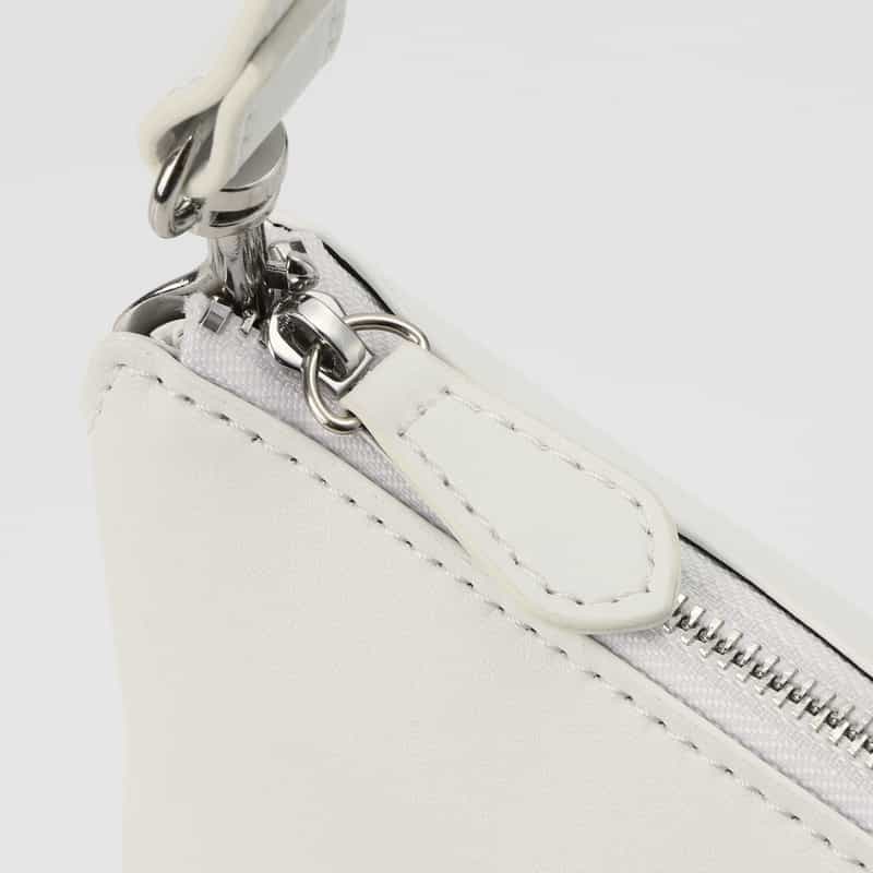 BARNEYS NEW YORK エンボス ロゴ ショルダーバッグ WHITE
