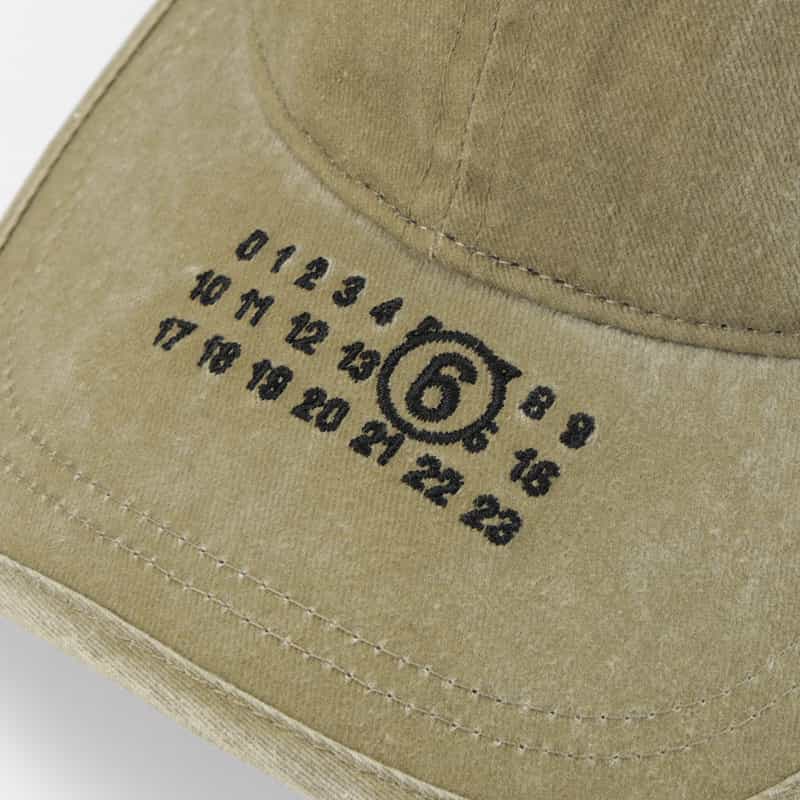 MM6 MAISON MARGIELA MM6 MAISON MARGIELA＜エムエム6 メゾン マルジェラ＞ ロゴ入りベースボールキャップ KHAKI