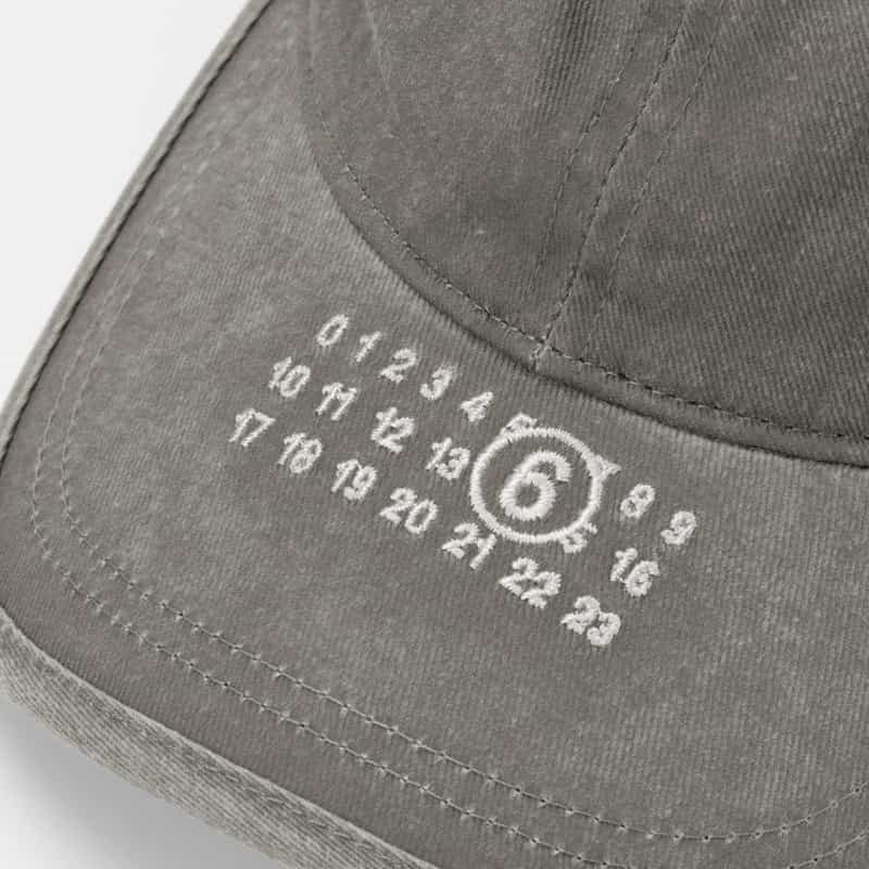 MM6 MAISON MARGIELA MM6 MAISON MARGIELA＜エムエム6 メゾン マルジェラ＞ ロゴ入りベースボールキャップ GRAY