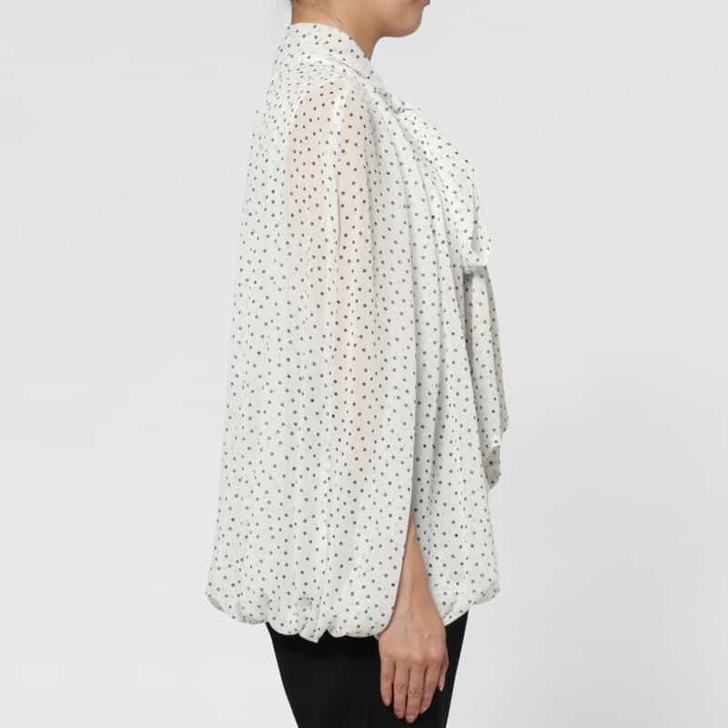 BARNEYS NEW YORK シアー素材ドット柄ボウタイ付きケープブラウス WHITE