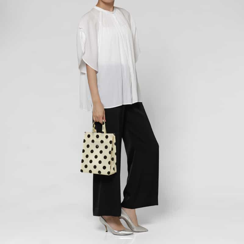 BARNEYS NEW YORK ロゴ入りPVCトートバッグ／ドット柄（M） WHITE