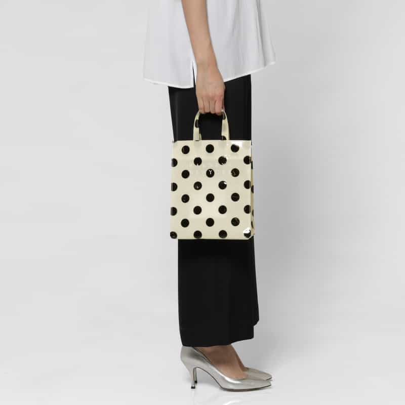 BARNEYS NEW YORK ロゴ入りPVCトートバッグ／ドット柄（M） WHITE