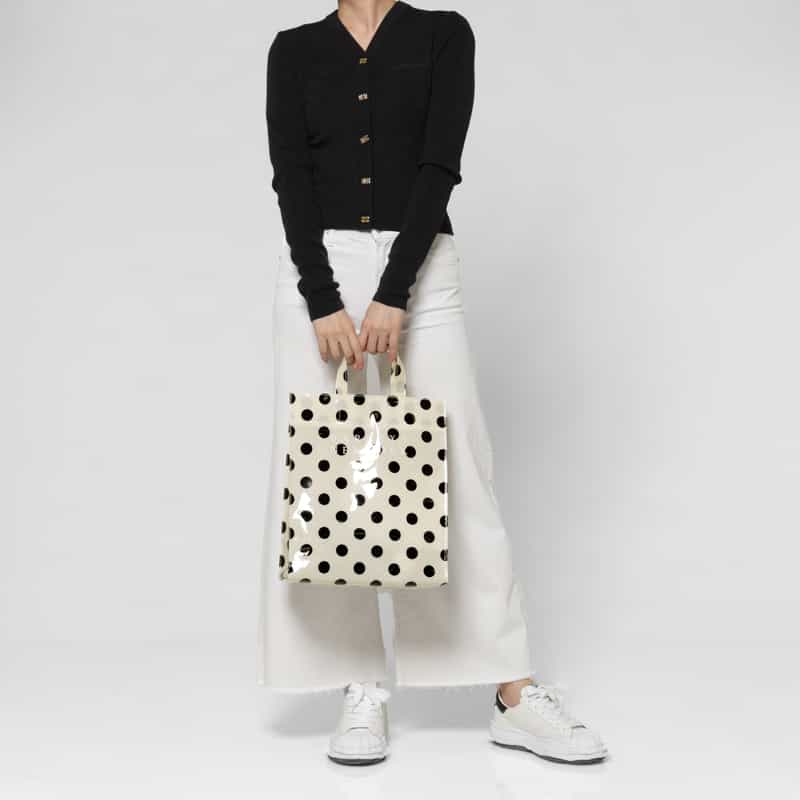 BARNEYS NEW YORK ロゴ入りPVCトートバッグ／ドット柄（L） WHITE