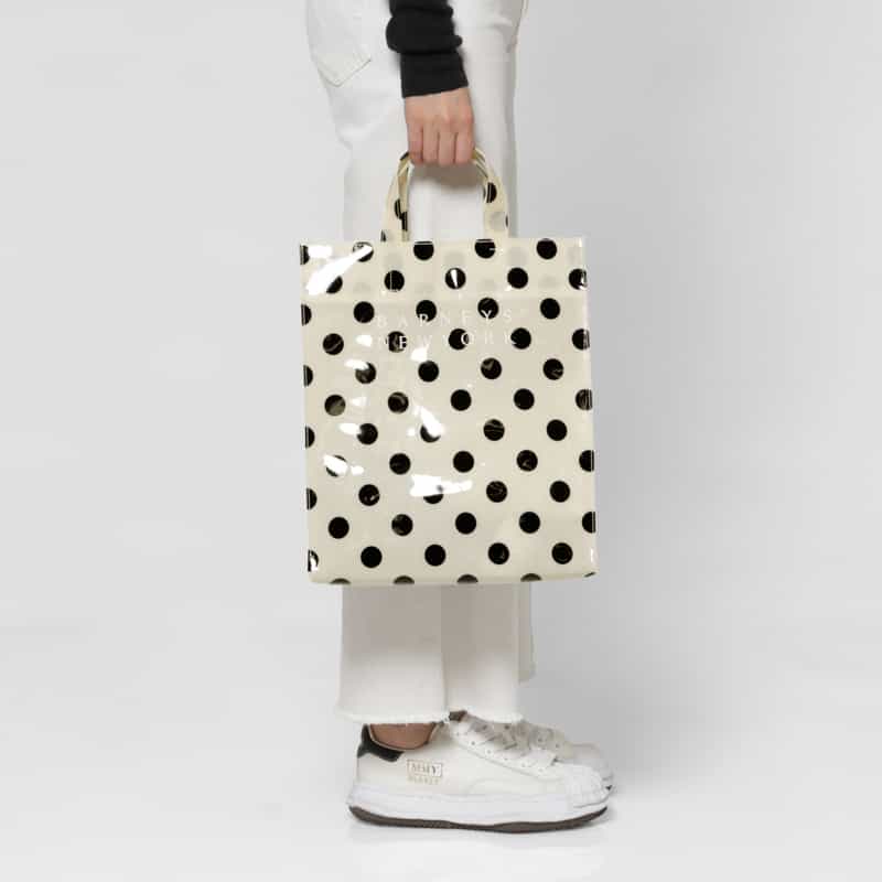 BARNEYS NEW YORK ロゴ入りPVCトートバッグ／ドット柄（L） WHITE
