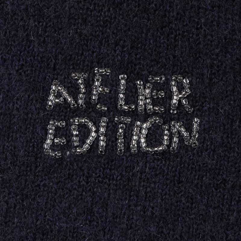 ATELIER EDITION ATELIER EDITION ＜アトリエ エディション＞ ビーズロゴ刺繍襟付きニットプルオーバー NAVY