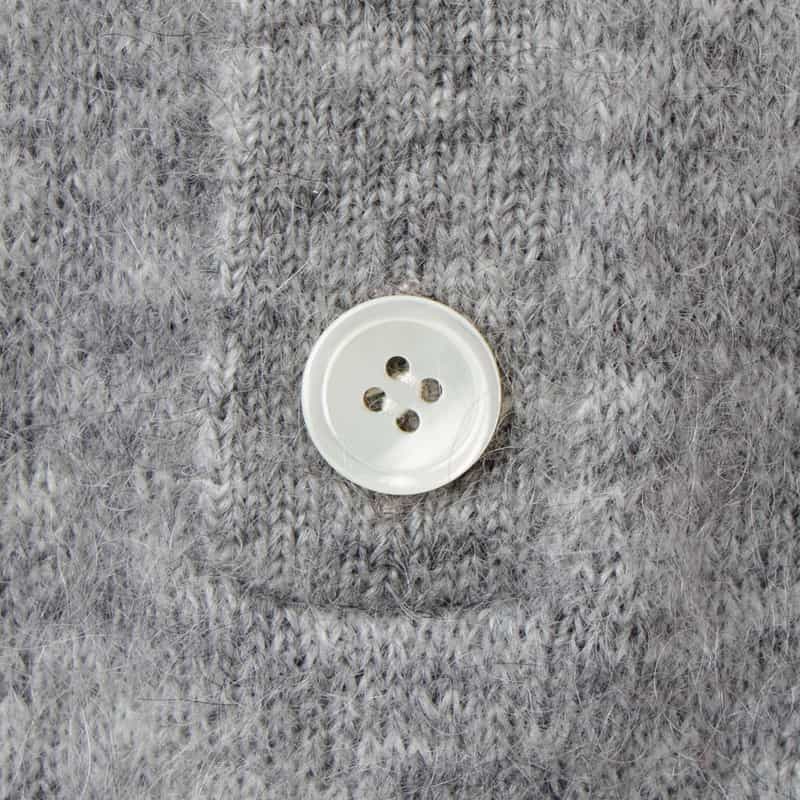 ATELIER EDITION ATELIER EDITION ＜アトリエ エディション＞ バーニーズ　ニューヨーク限定刺繍デザイン 襟付きニットカーディガン GRAY