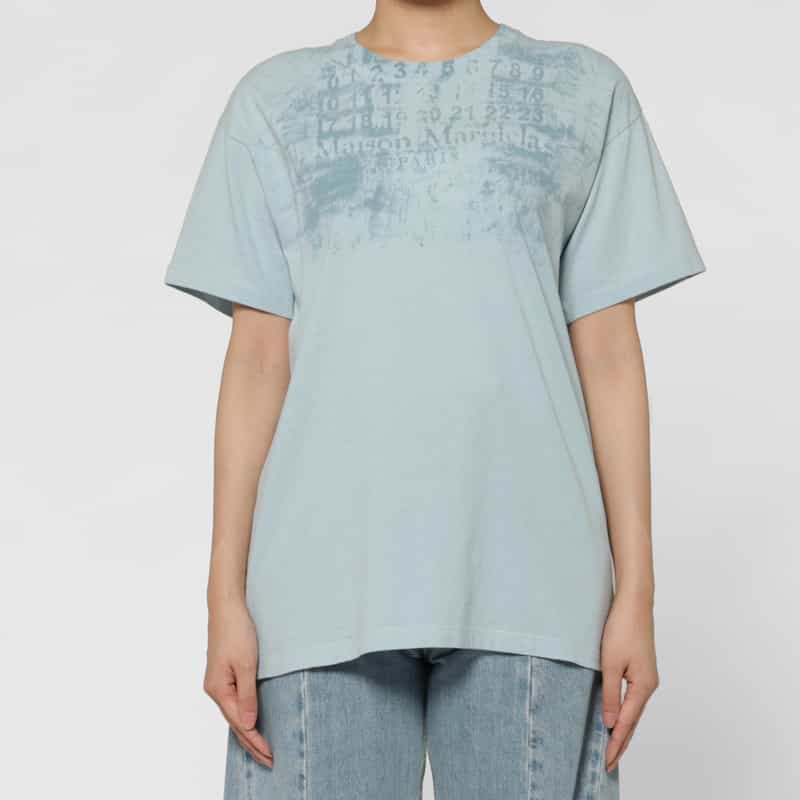 MAISON MARGIELA MAISON MARGIELA ＜メゾンマルジェラ＞ プリントロゴTシャツ LIGHT BLUE