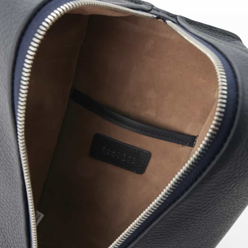 BARNEYS NEW YORK シュリンクレザーワンハンドルクラッチバッグ NAVY