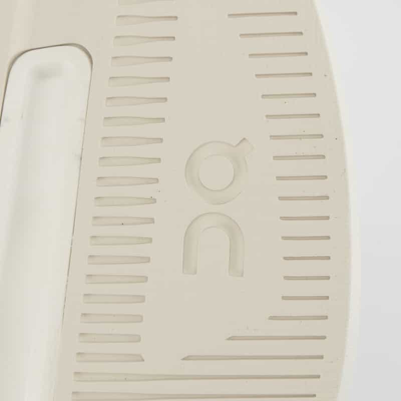ON ON ＜オン＞ スニーカー "CLOUDZONE" IVORY