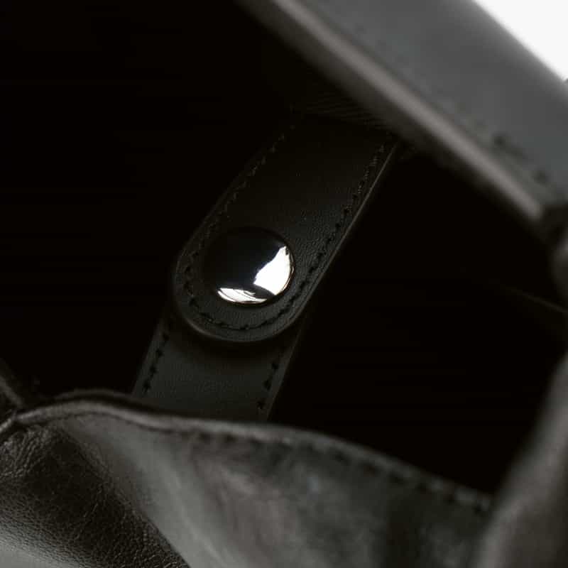 MM6 MAISON MARGIELA MM6 MAISON MARGIELA ＜エムエム6 メゾン マルジェラ＞ レザークロスボディバッグ “JAPANESE“ BLACK