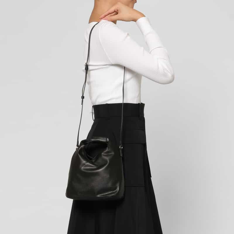 MM6 MAISON MARGIELA MM6 MAISON MARGIELA ＜エムエム6 メゾン マルジェラ＞ レザークロスボディバッグ “JAPANESE“ BLACK