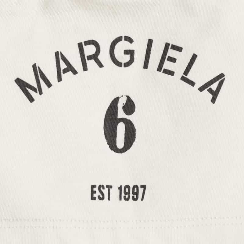MM6 MAISON MARGIELA MM6 MAISON MARGIELA ＜エムエム6 メゾン マルジェラ＞ スリーブロゴプリントTシャツ IVORY