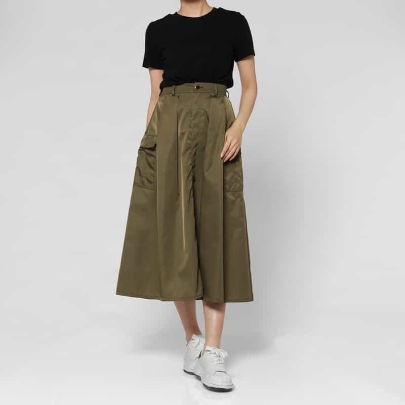 BARNEYS NEW YORK ウォッシャブル ナイロンツイル素材 サファリタックフレアスカート KHAKI