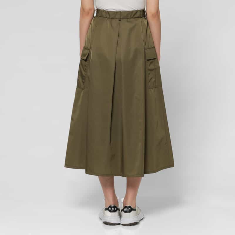 BARNEYS NEW YORK ウォッシャブル ナイロンツイル素材 サファリタックフレアスカート KHAKI