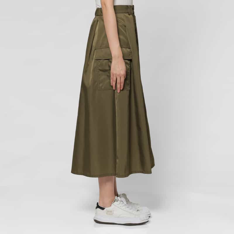 BARNEYS NEW YORK ウォッシャブル ナイロンツイル素材 サファリタックフレアスカート KHAKI