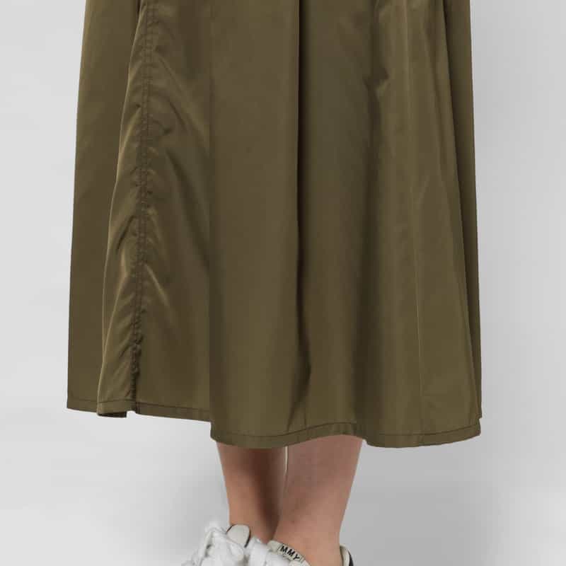 BARNEYS NEW YORK ウォッシャブル ナイロンツイル素材 サファリタックフレアスカート KHAKI