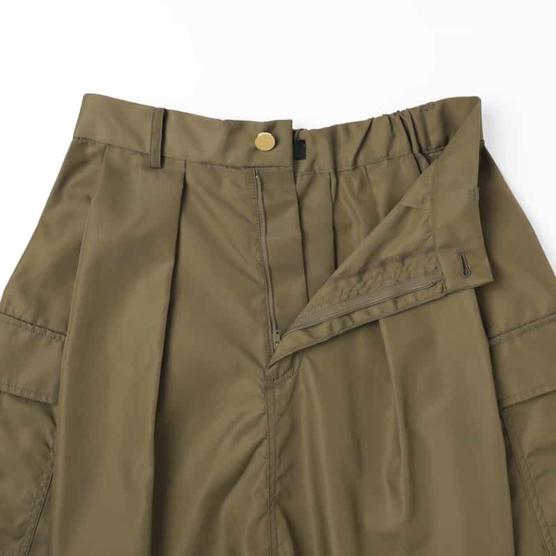 BARNEYS NEW YORK ウォッシャブル ナイロンツイル素材 サファリタックフレアスカート KHAKI