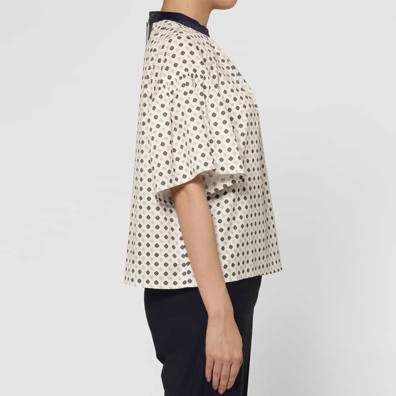 BARNEYS NEW YORK ウォッシャブル 小紋柄プリント フレアスリーブバイカラーブラウス WHITE