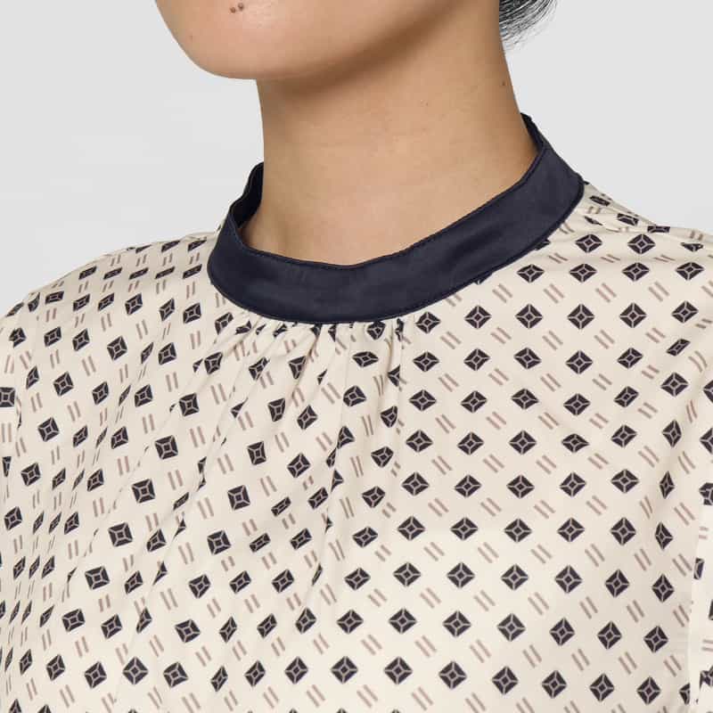 BARNEYS NEW YORK ウォッシャブル 小紋柄プリント フレアスリーブバイカラーブラウス WHITE