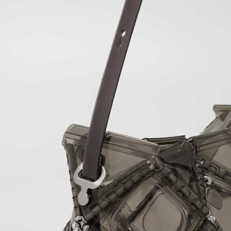 52 BY HIKARUMATSUMURA 52 BY HIKARUMATSUMURA ＜ゴジュウニ バイ ヒカルマツムラ＞ ショルダーバッグ "DIMPLE SHOULDER" GRAY