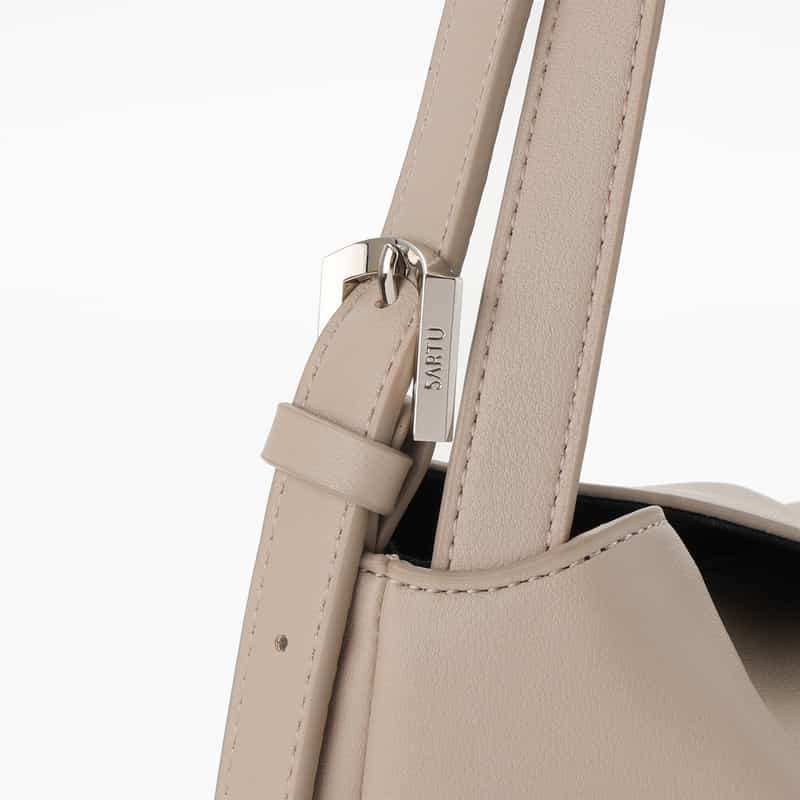 SARTU SARTU ＜サルトゥ＞ バーニーズ　ニューヨーク限定ショルダーバッグ “UYE“ TAUPE