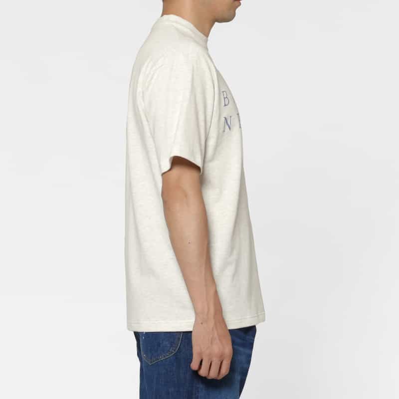 BARNEYS NEW YORK ロゴプリント入りTシャツ WHITE