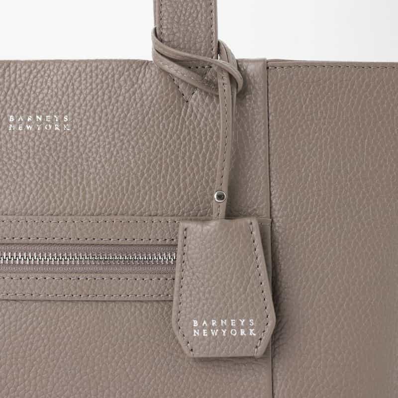 BARNEYS NEW YORK フロントジップ付きレザートートバッグ GRAY