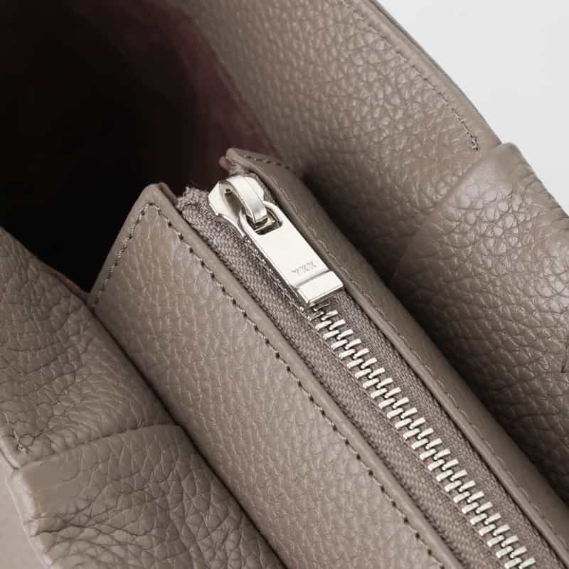 BARNEYS NEW YORK フロントジップ付きレザートートバッグ GRAY