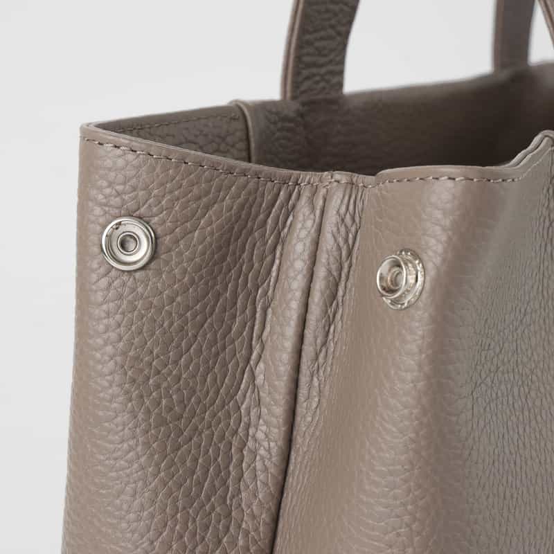 BARNEYS NEW YORK フロントジップ付きレザートートバッグ GRAY
