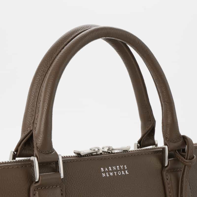 BARNEYS NEW YORK ラウンドレザーブリーフケース BEIGE