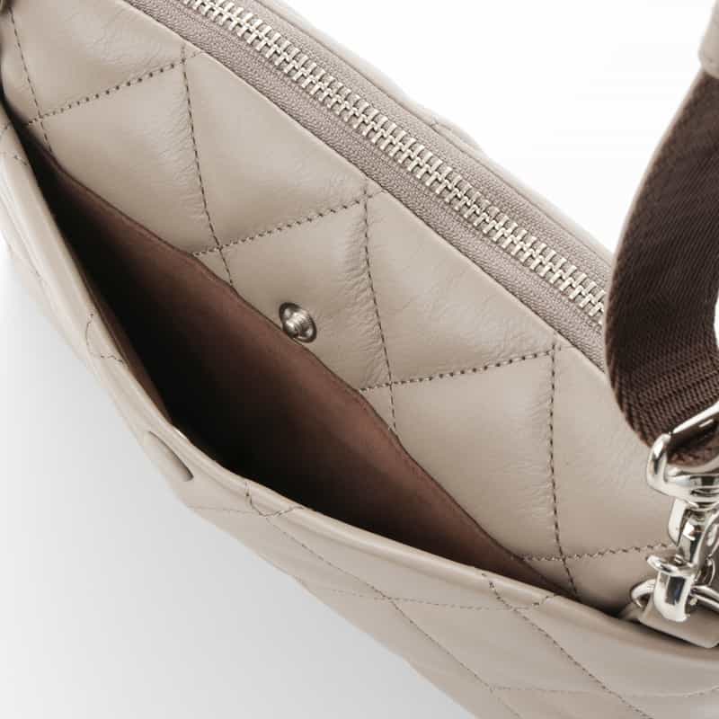 BARNEYS NEW YORK キルトレザー ショルダーバッグ BEIGE