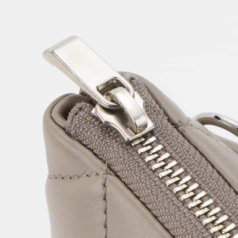BARNEYS NEW YORK キルトレザー ショルダーバッグ BEIGE