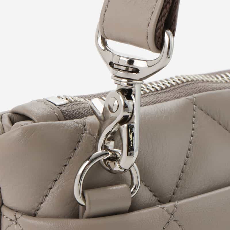 BARNEYS NEW YORK キルトレザー ショルダーバッグ BEIGE