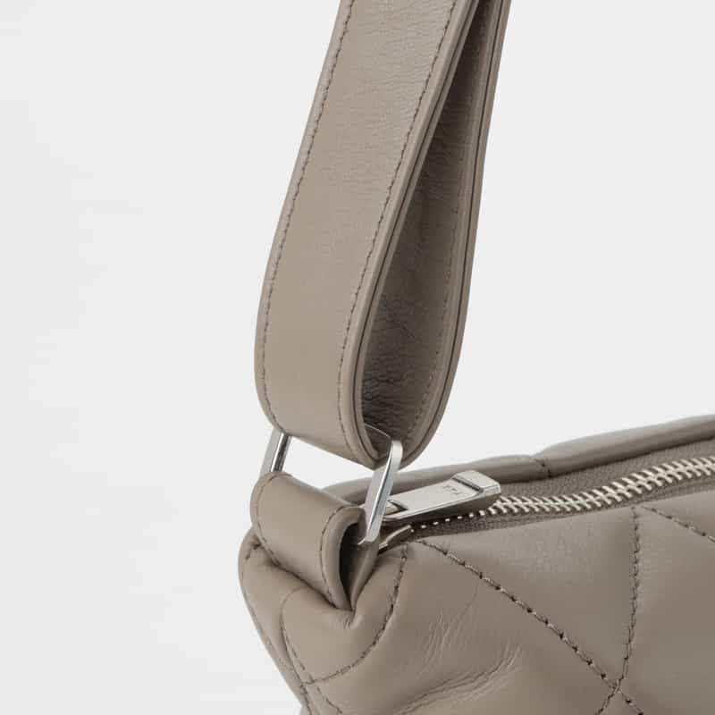 BARNEYS NEW YORK キルトレザー ショルダーバッグ BEIGE