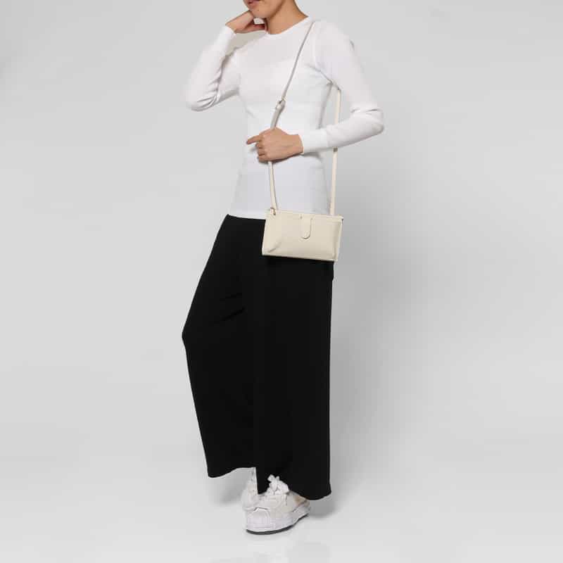BARNEYS NEW YORK リザード型押しレザー フォーンバッグ OFF WHITE