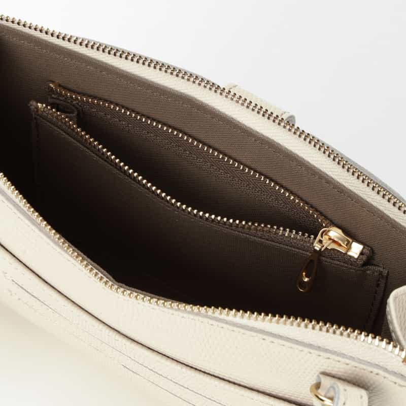 BARNEYS NEW YORK リザード型押しレザー フォーンバッグ OFF WHITE