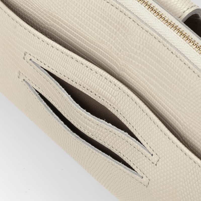 BARNEYS NEW YORK リザード型押しレザー フォーンバッグ OFF WHITE