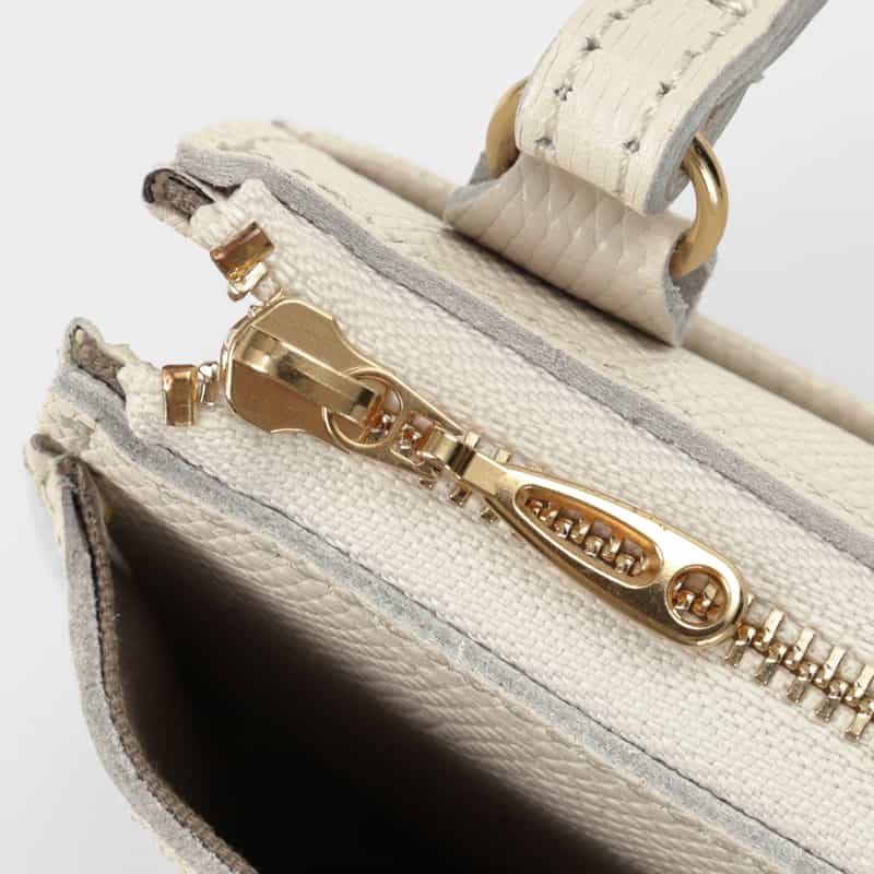 BARNEYS NEW YORK リザード型押しレザー フォーンバッグ OFF WHITE