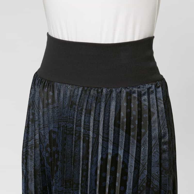 BARNEYS NEW YORK ペイズリー柄プリント アコーディオンプリーツスカート NAVY