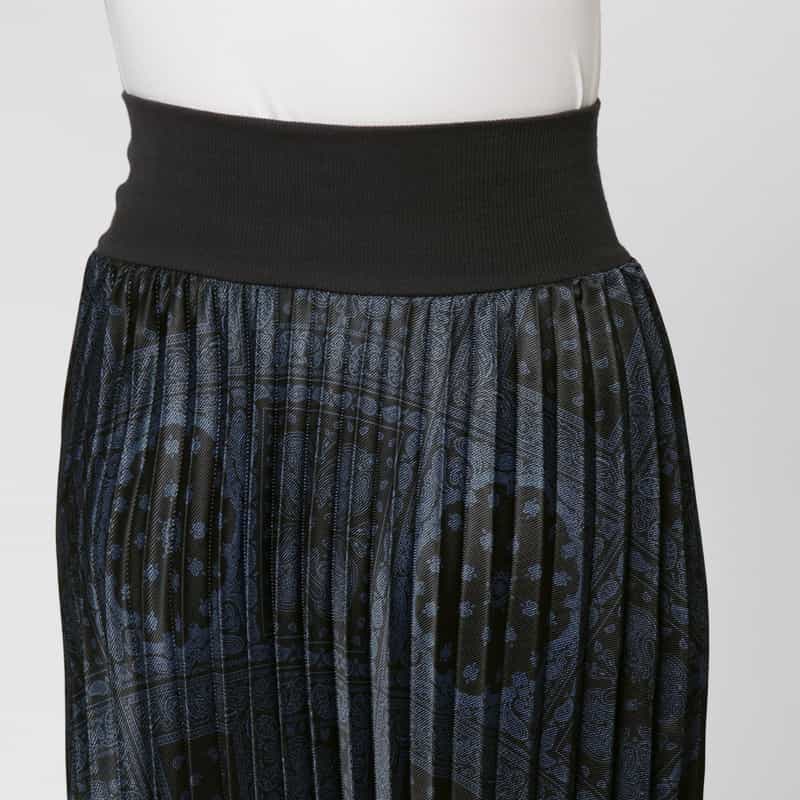 BARNEYS NEW YORK ペイズリー柄プリント アコーディオンプリーツスカート NAVY