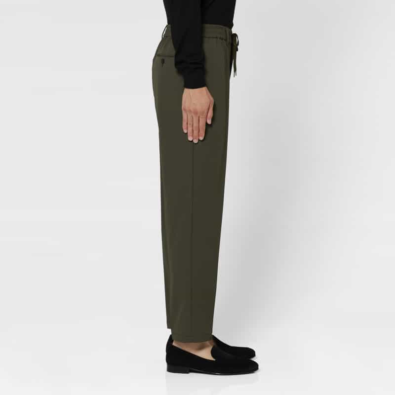 BARNEYS NEW YORK セットアップ ナイロンストレッチジャージーパンツ（LANITEX社製生地使用） KHAKI