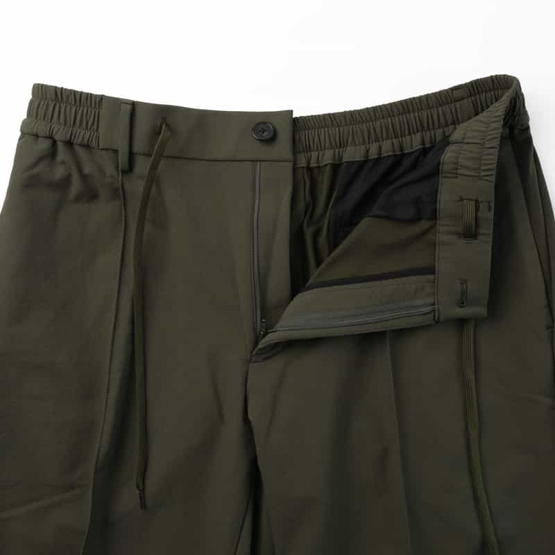 BARNEYS NEW YORK セットアップ ナイロンストレッチジャージーパンツ（LANITEX社製生地使用） KHAKI