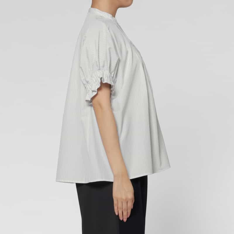 BARNEYS NEW YORK ウォッシャブル ストライプ柄ギャザースリーブ ハイネックブラウス WHITE