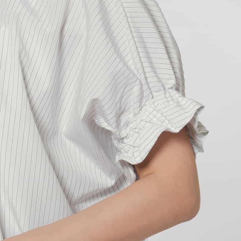 BARNEYS NEW YORK ウォッシャブル ストライプ柄ギャザースリーブ ハイネックブラウス WHITE